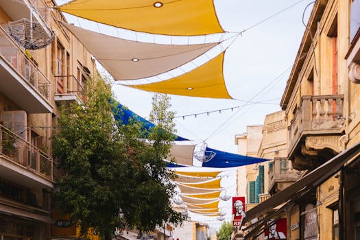 迷人的老城街景，色彩缤纷的织物遮阳篷与经典建筑交相辉映