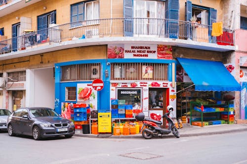 Binanın Yakınındaki Gri Araç