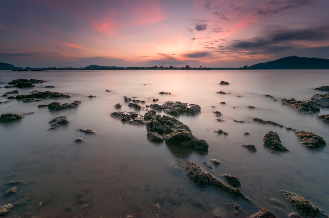 無料 日没時の水域の岩 写真素材