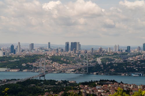 binalar, boğaz köprüsü, bulutlu içeren Ücretsiz stok fotoğraf