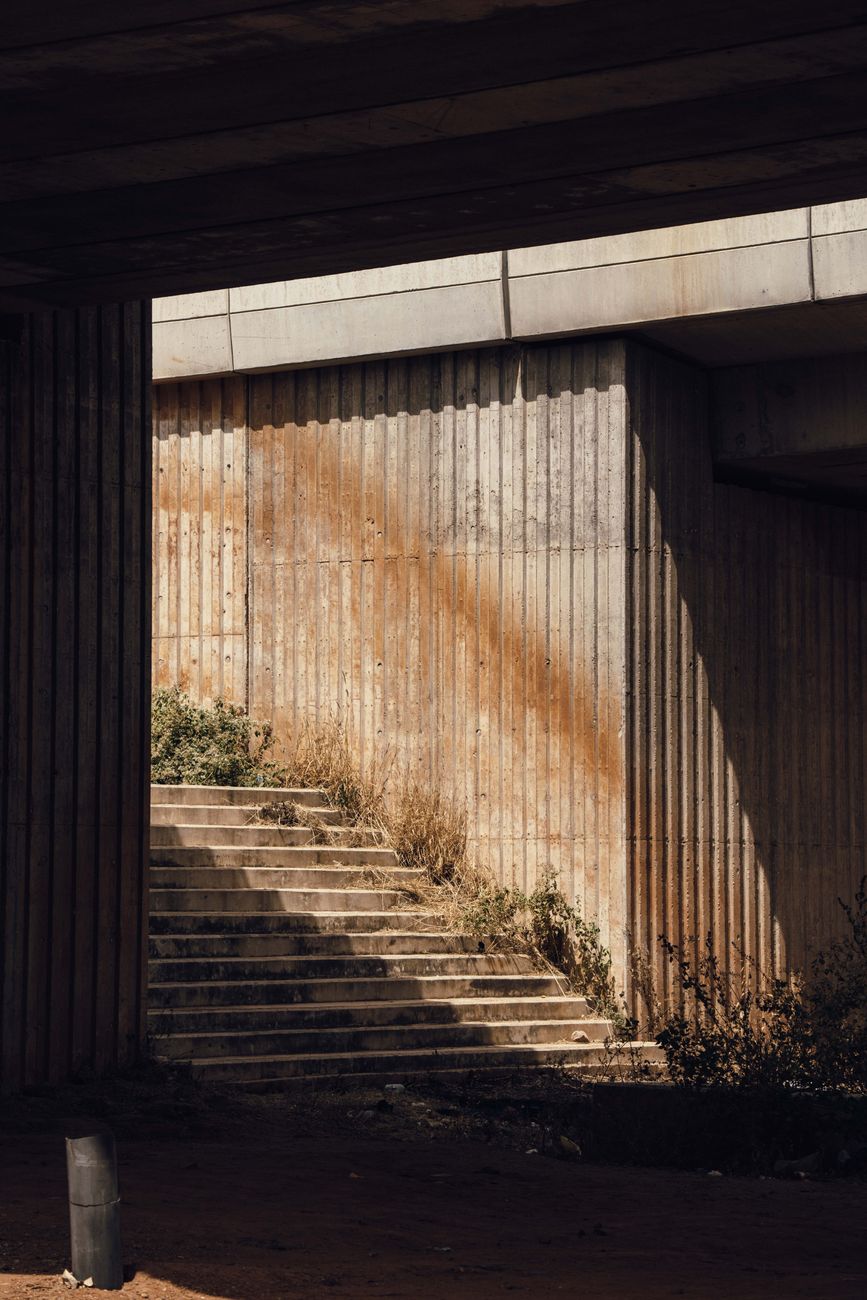 Brücke & Licht – Reduziertes Dramatisch Hintergrundbild