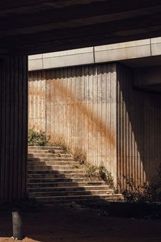 Brücke & Licht – Reduziertes Dramatisch Hintergrundbild