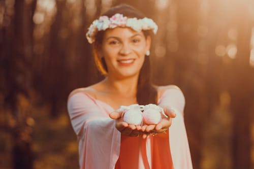 Gratis stockfoto met babyschoentjes, blij, bloemenkroon