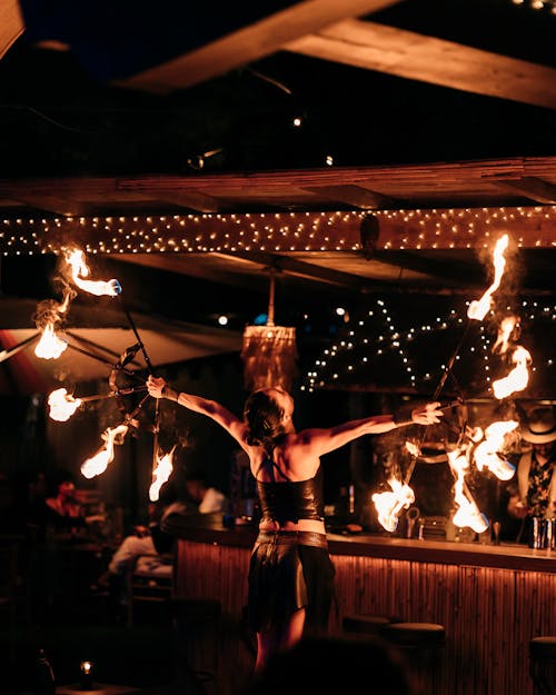 Foto profissional grátis de bailarino, bar, chamas