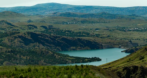 Foto profissional grátis de cênico, colinas, lago