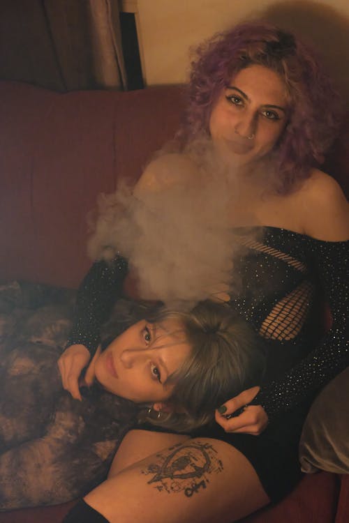 Základová fotografie zdarma na téma gauč, kouř, obarvené vlasy