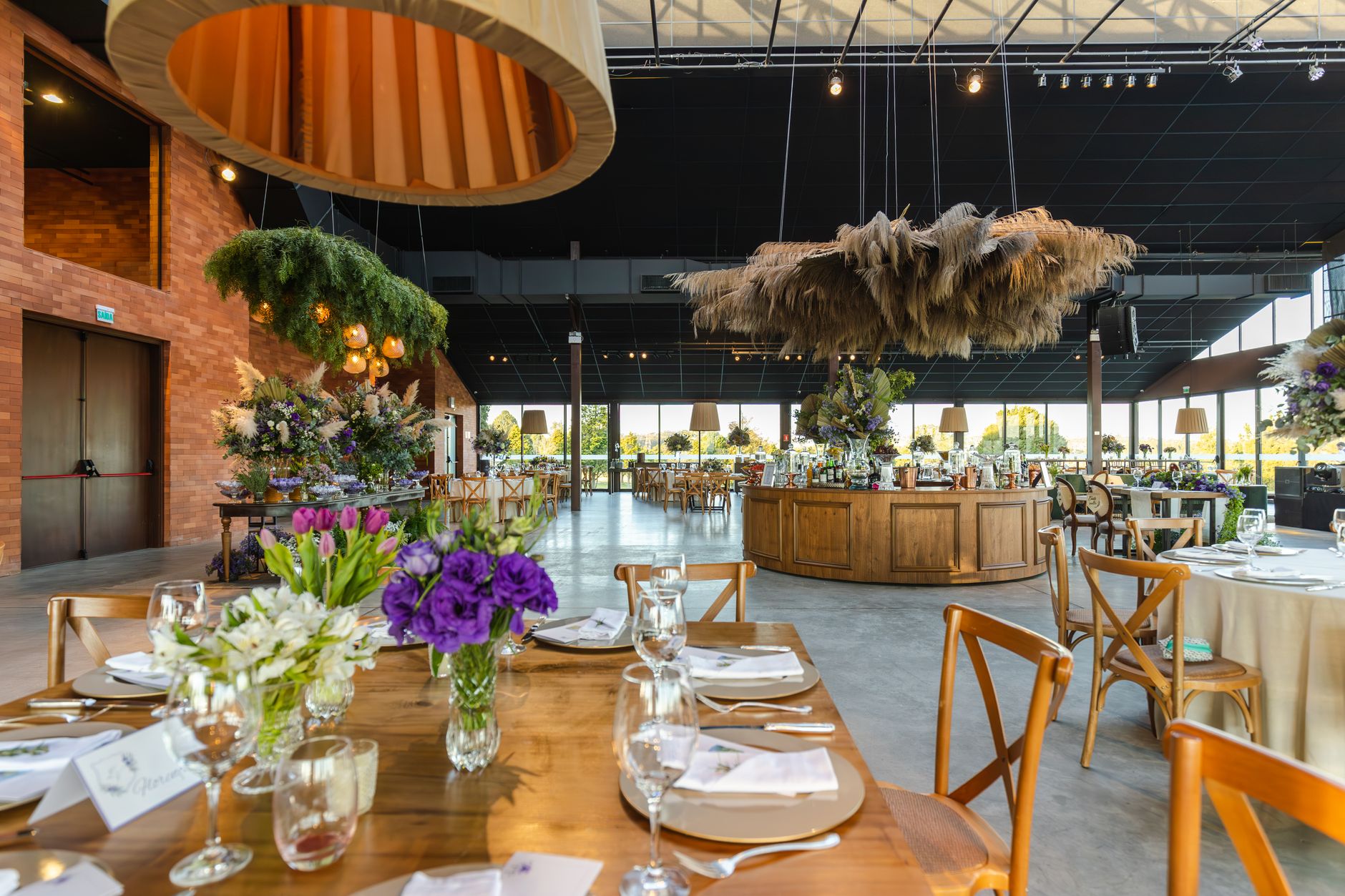 Mengenal Standar Kualitas Pelayanan Jagarasa dalam Menyediakan Jasa Catering Profesional 4 Elegant indoor wedding reception venue with rustic decor and lush floral arrangements.