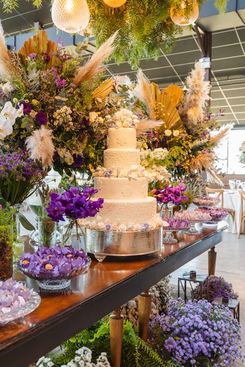 Foto profissional grátis de arranjo de flores, bolo, buquê