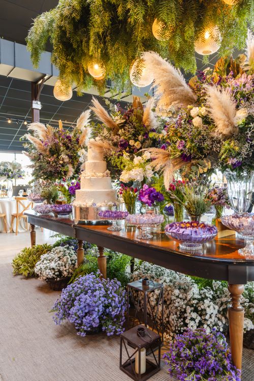 Free Luxury wedding decor with floral arrangements and elegant table setting. Stock Photo