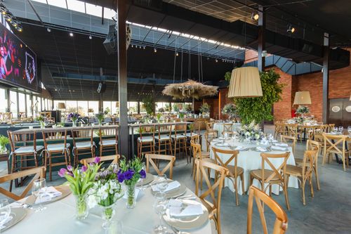 Free Beautifully decorated indoor wedding reception with elegant table settings and floral arrangements. Stock Photo