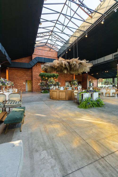 Free Spacious wedding venue with rustic charm and beautiful floral arrangements. Stock Photo