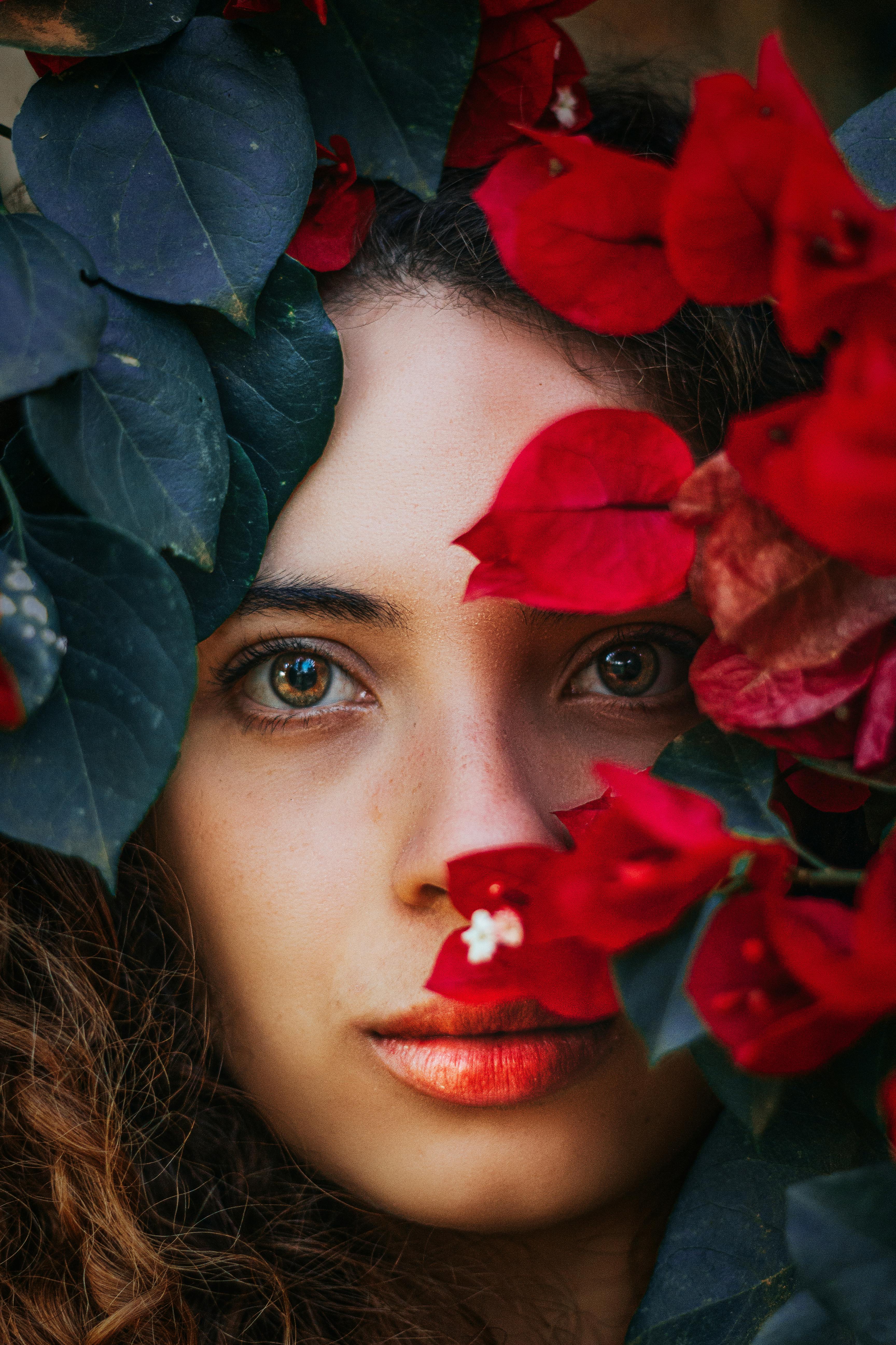 https://images.pexels.com/photos/17208792/pexels-photo-17208792/free-photo-of-portrait-of-a-woman-with-leaves.jpeg