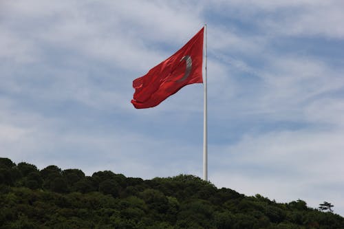 Foto profissional grátis de com muito vento, faixa, mastro de bandeira