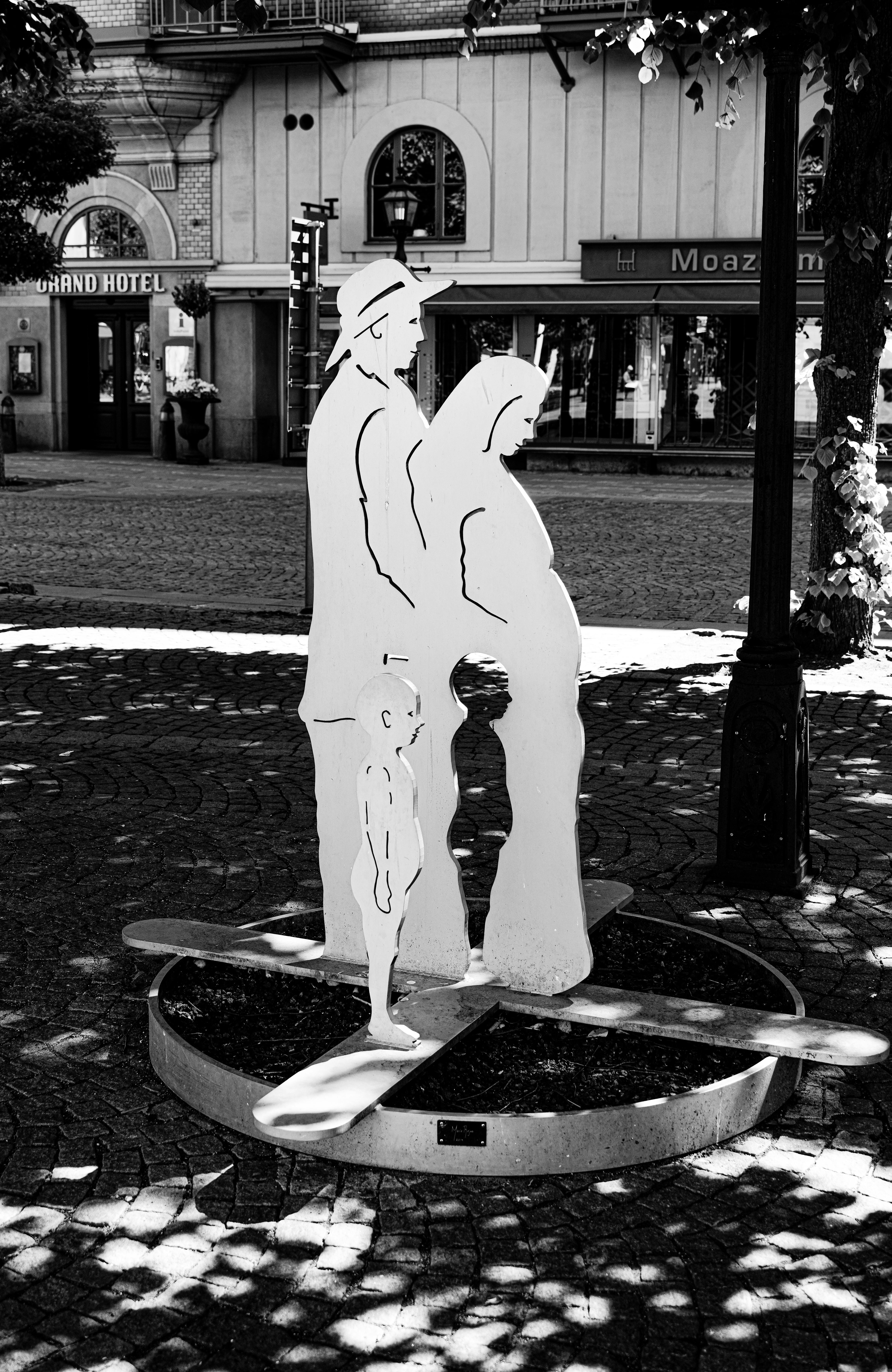 Sculpture of a Man and Woman in a Town Square · Free Stock Photo
