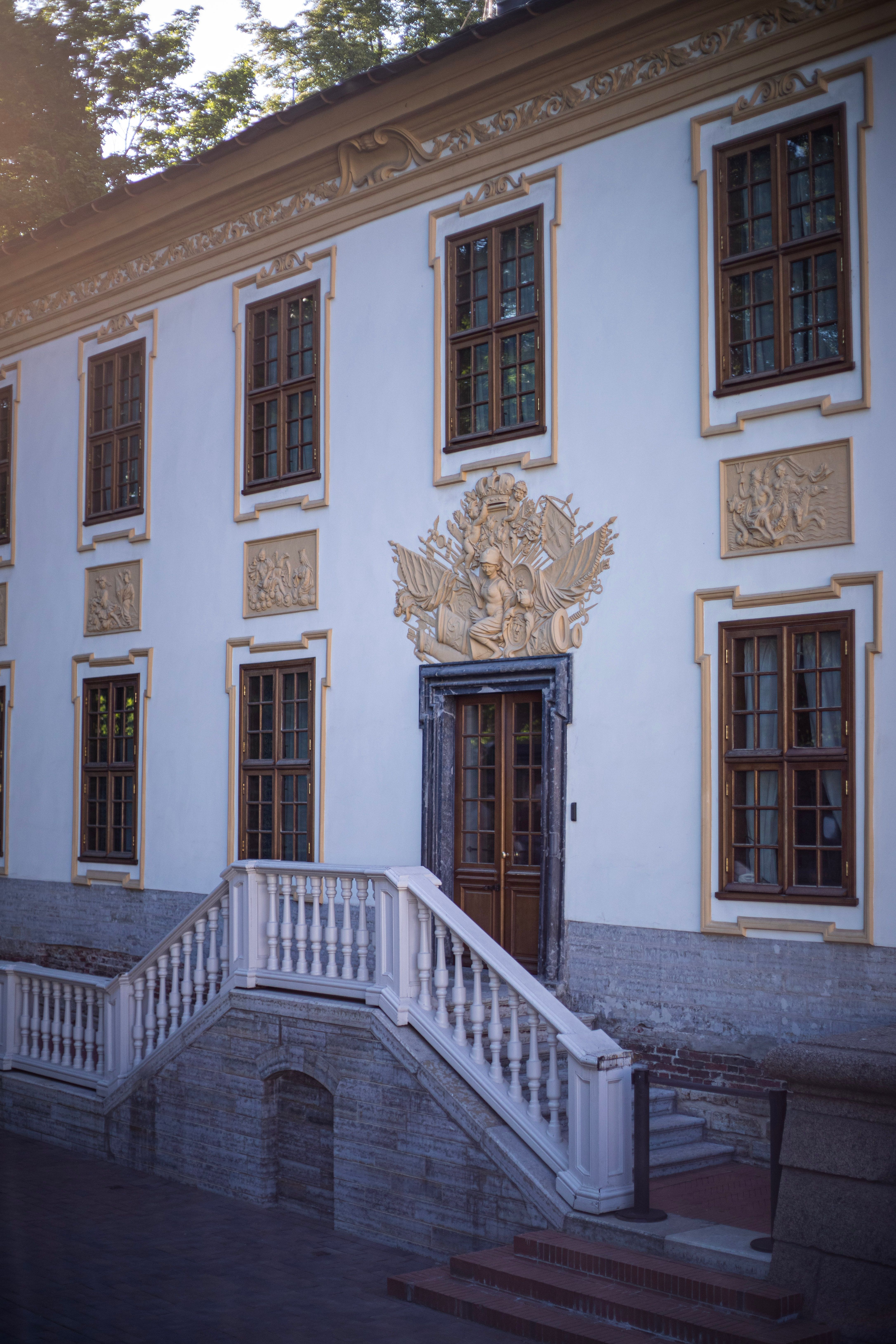 Facade with Bas Reliefs of Summer Palace of Peter the Great · Free ...