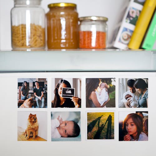 Fotomagnete Mit Familienfotos Am Kühlschrank