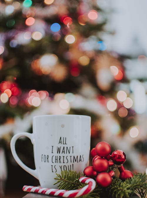 Photographie De Mise Au Point Sélective D'une Tasse En Céramique Près De La Canne En Bonbon