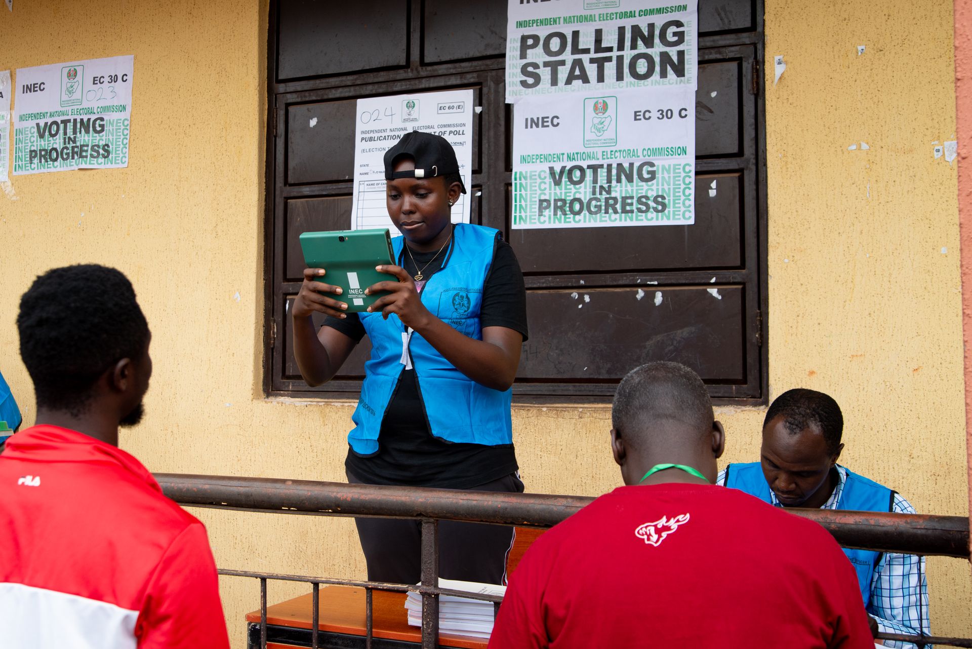 Un bureau de vote installé pour une élection en Afrique.