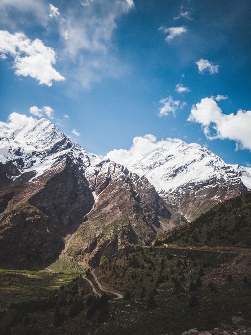 Free Scenic view of snow-capped mountains and lush valleys in Jispa, HP, India. Ideal for nature lovers. Stock Photo