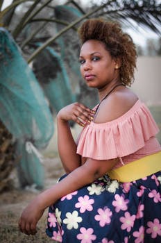 一位穿着活力服装的户外时尚女性肖像