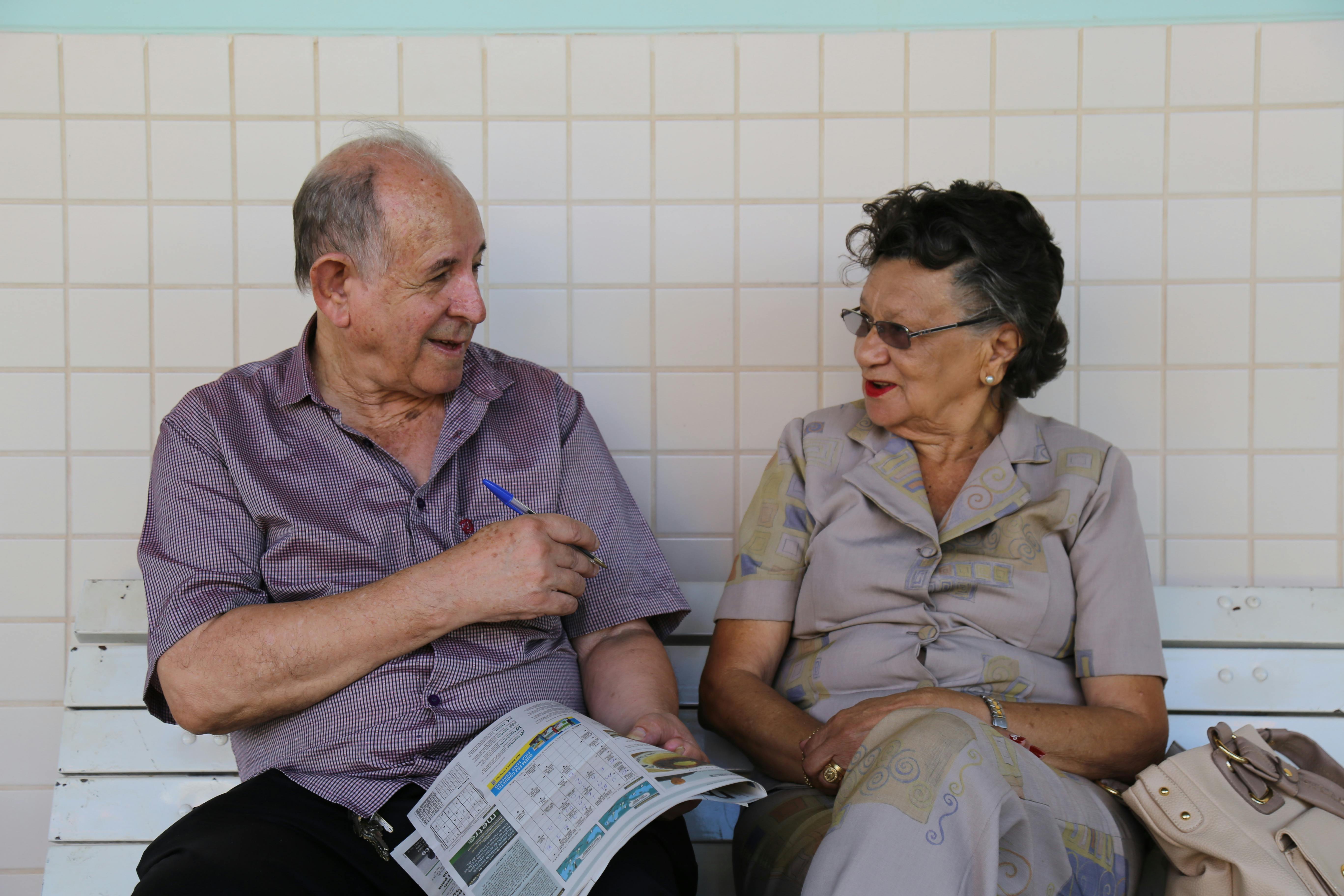Senior couple enjoying a conversation on a bench in Brasília, Brazil.