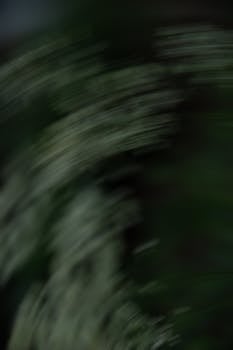 Artistic blurred green abstract image perfect for creative projects and backgrounds.