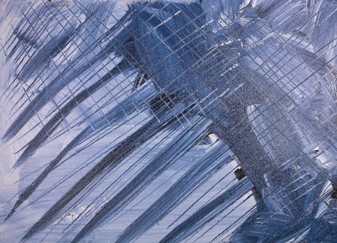 现代抽象画采用大胆的蓝色笔触，非常适合当代装饰