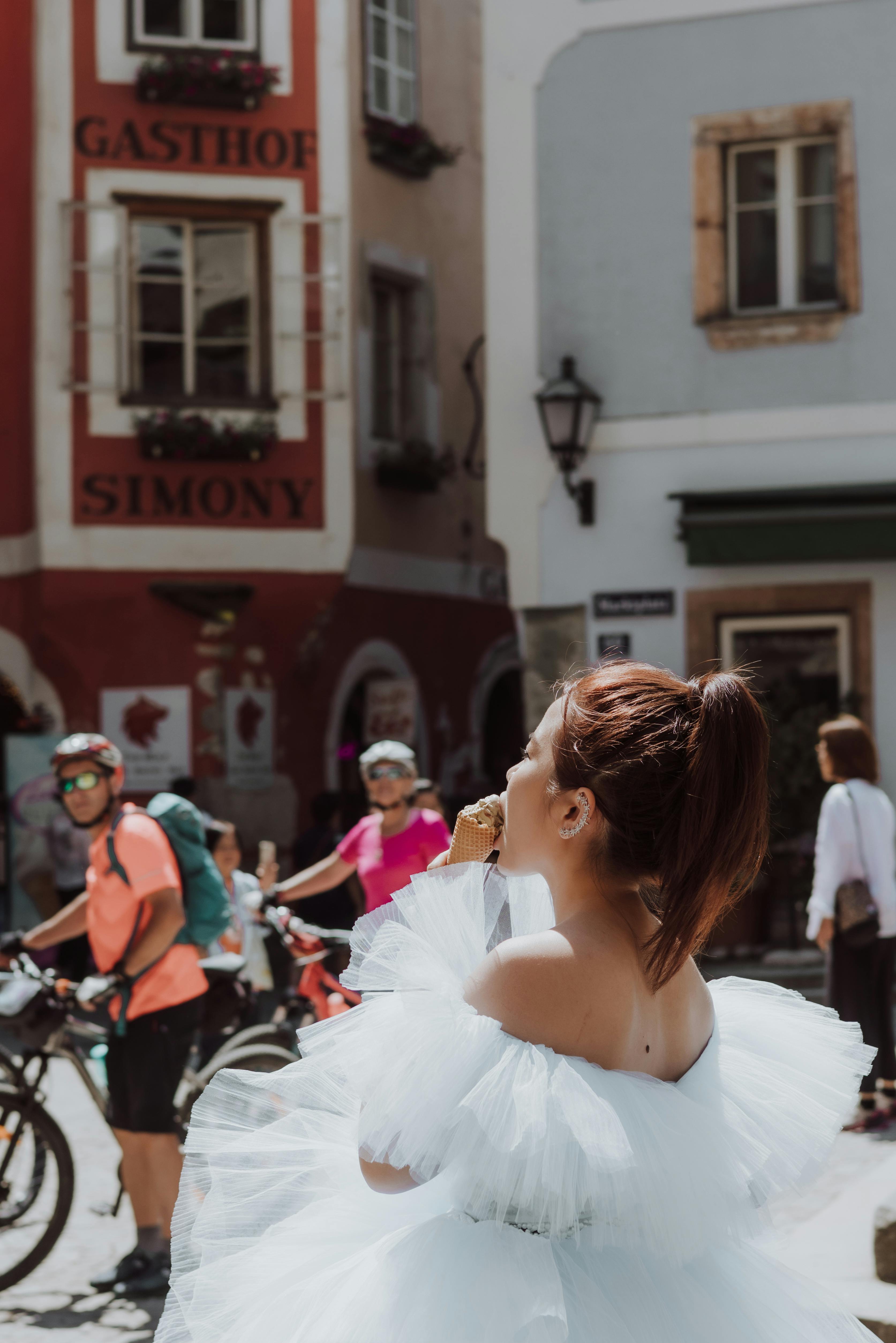 Женщина в красном платье