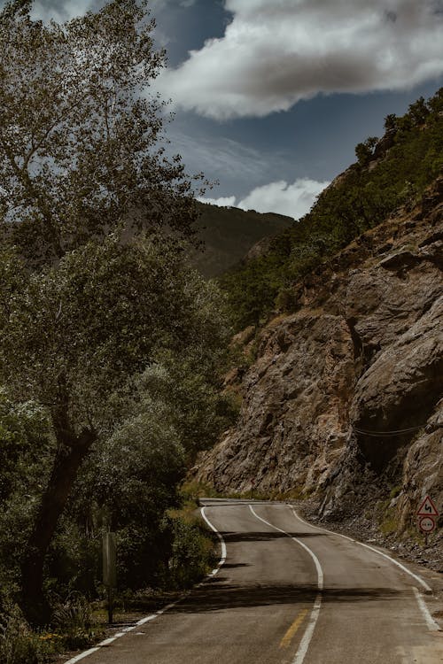 asfalt, boş, dağlar içeren Ücretsiz stok fotoğraf