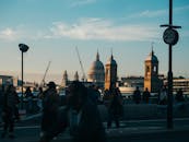 日落时分，在繁忙的城市街道上，可以望见圣保罗大教堂的圆顶，捕捉城市生活的瞬间