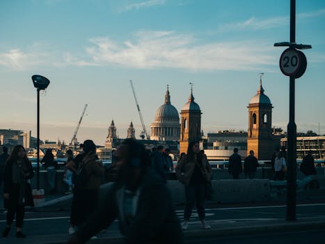 日落时分，在繁忙的城市街道上，可以望见圣保罗大教堂的圆顶，捕捉城市生活的瞬间