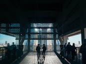 城市的天际线景观、现代建筑以及阳台上有人活动的场景