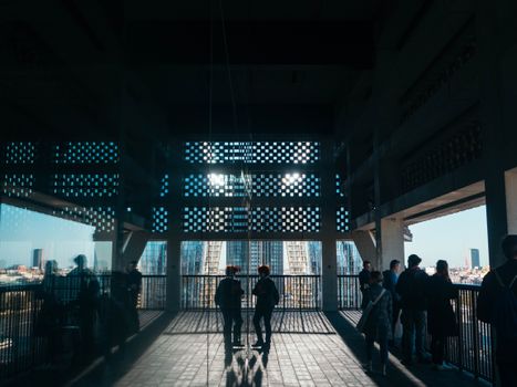城市的天际线景观、现代建筑以及阳台上有人活动的场景