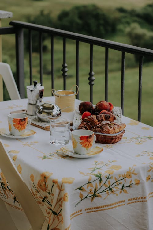 Foto stok gratis balkon, buah, croissant