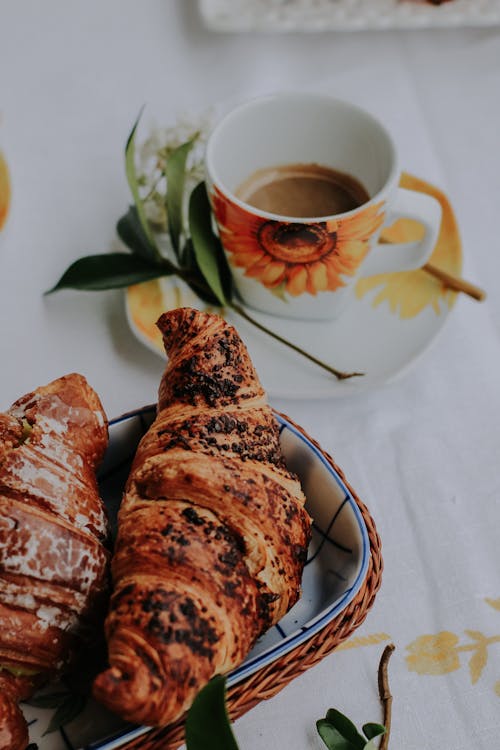 Ingyenes stockfotó croissant-ok, csésze, édes témában