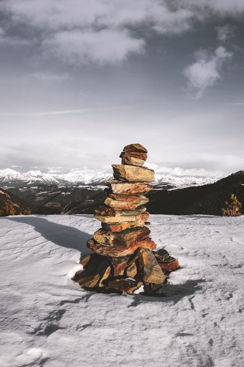 бесплатная Стек камней на снегу Стоковое фото