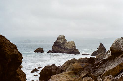 Foto d'estoc gratuïta de Costa, fons de pantalla, formació rocosa
