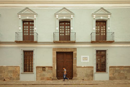 Безкоштовне стокове фото на тему «балкони, Будинки, двері»