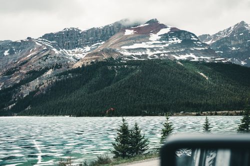 Free Explore the breathtaking landscapes of Jasper National Park with snow-capped mountains and serene lakes. Stock Photo