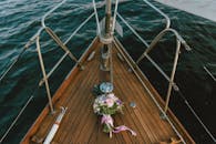 游艇甲板上的新娘花束俯瞰大海，捕捉宁静的航海主题