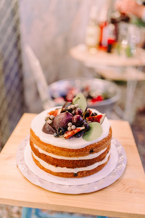 Free Met Witte Glazuur Bedekte Cake In Bokeh Fotografie Stock Photo