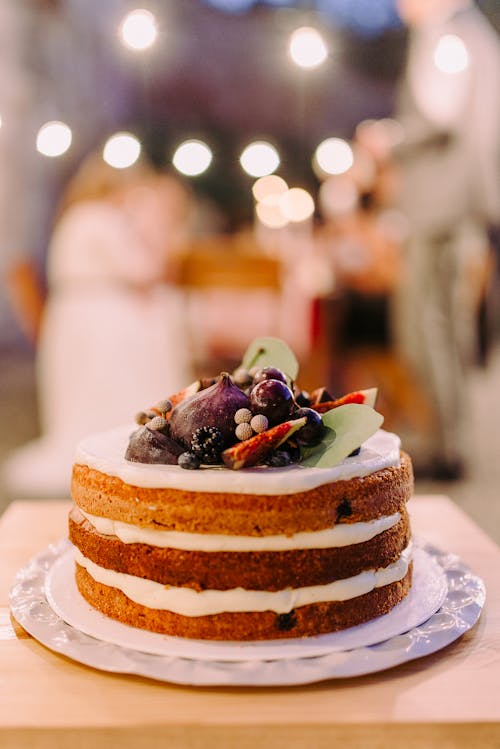 Free 흰색 세라믹 접시에 흰색 장식 덮여 케이크의 얕은 초점 Stock Photo