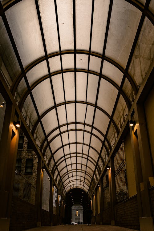 Immagine gratuita di architettura moderna, buio, corridoi