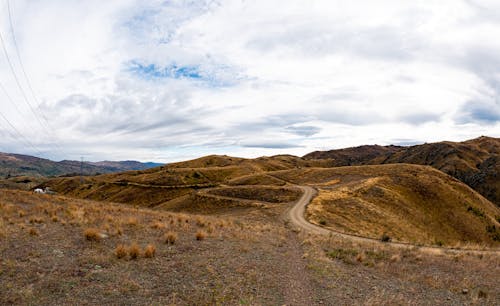 çevre, çim, dağ silsilesi içeren Ücretsiz stok fotoğraf
