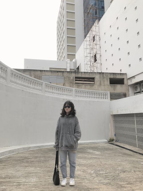 Безкоштовне стокове фото на тему «Будівля, вертикальні постріл, жінка»
