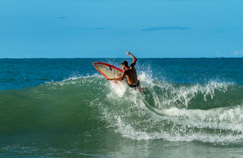 Hombre Jugando A Surfear En Grandes Olas