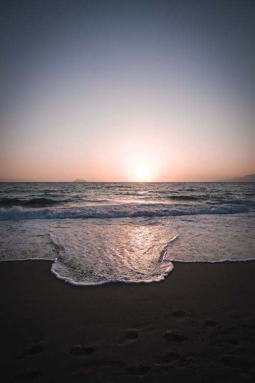 Бесплатное стоковое фото с берег, вертикальный выстрел, волна