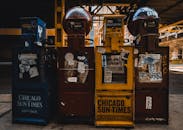 芝加哥市区设有老式报纸自动售货机，拍摄于白天