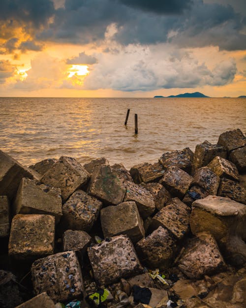 Fotobanka s bezplatnými fotkami na tému Indonézia, kamene, krajina pri mori