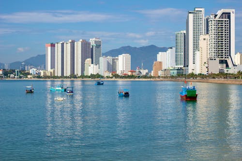 Foto profissional grátis de barcos, cênico, cidade